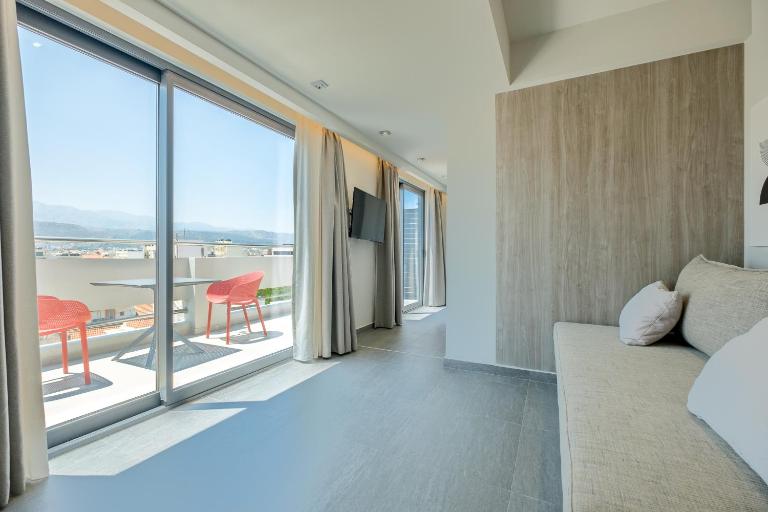 Sky-High Central Penthouse w. Stunning Views - 04 - Chambres d'hôtes La Canée