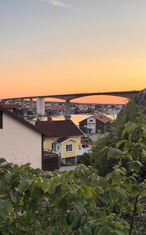Sunny Central Kungshamn Apartment with 3 Balconies - B&B Kungshamn