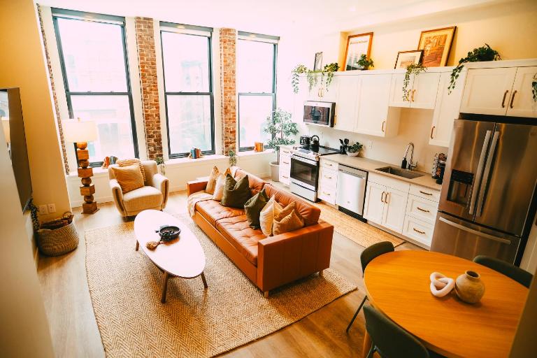 Cozy 19th Century 2BR w High Ceilings in Halifax - B&B Halifax
