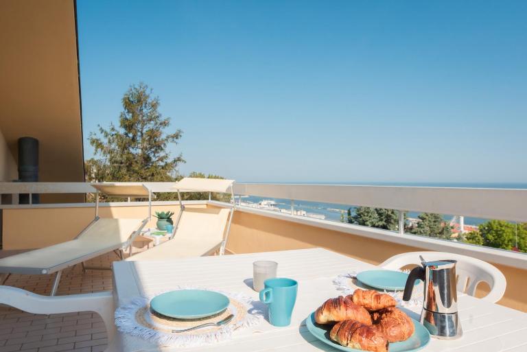 ATTICO VISTA MARE con 2 camere da letto -Residence azzurro-G - Bed and Breakfast Gabicce Mare