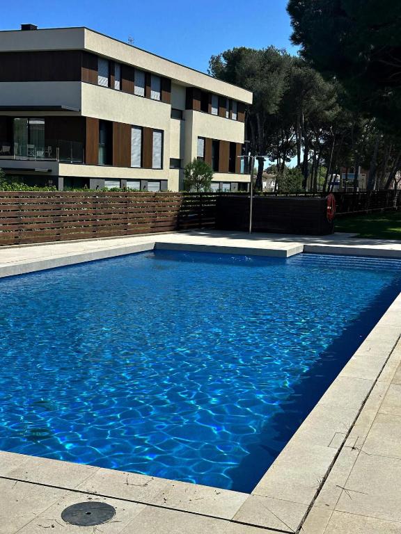 Sol, terraza y piscina en S Agaró - B&B Sagaro