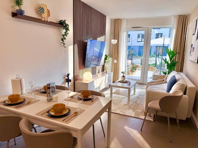 Prague 3 Modern Apartment with Private Garden, Free Parking & Movie Library - Ferienwohnung Prag