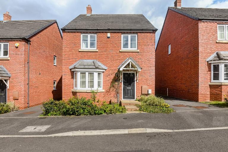 4BD Spacious detached House in Birmingham suitable for Contractors and family's with free parking on private drive sleeps 9 - B&B Birmingham