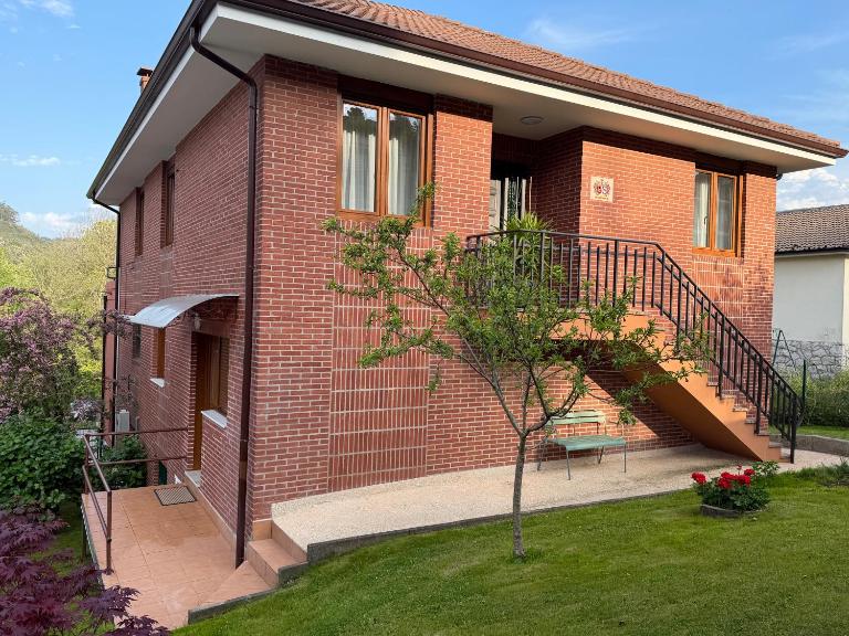 La CASA ROJA SOLARES - Bed and Breakfast Solares