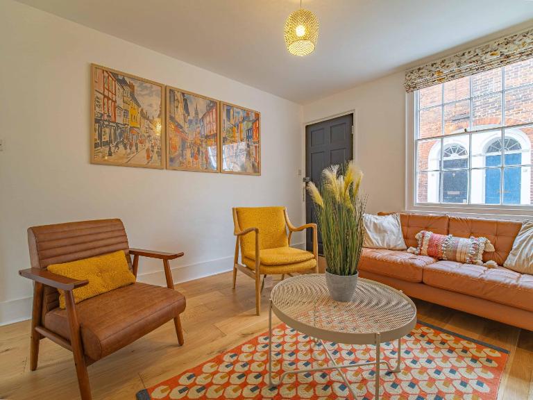 City Centre Cottage in Canterbury Courtyard Garden with Cathedral Views - Bed and Breakfast Canterbury