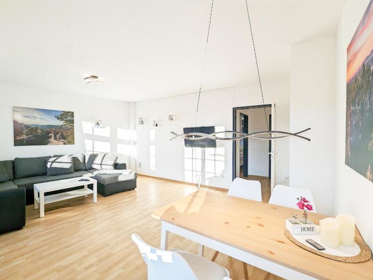 Urlaubsmagie - Ferienwohnung Himmelblau - Balkon, Gemeinschaftsgarten, Sauna und saisonaler Pool - Ferienwohnung Sebnitz