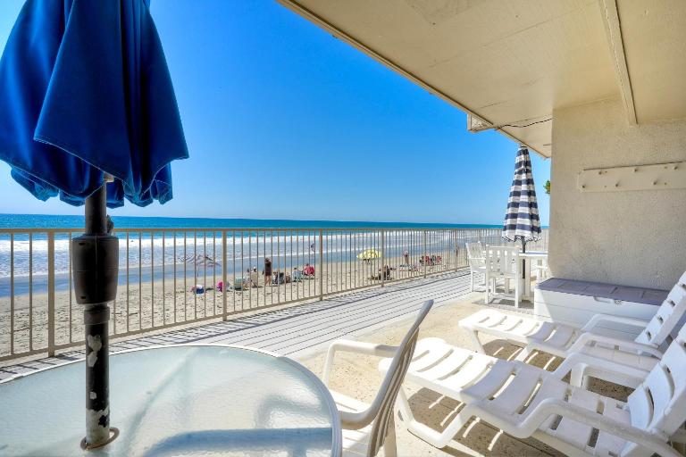 Oceanfront 2BR - Private Patio - Steps to Beach - Bed and Breakfast Carlsbad