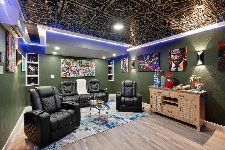 Private Theater Retreat Stylish 2BR 10min to Siesta Key - Ferienwohnung Sarasota