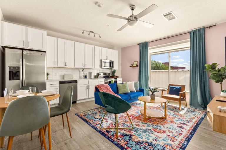 Riverwalk Area 1BR Walkable, Infinity Pool, Parking close to everything - Chambres d'hôtes San Antonio
