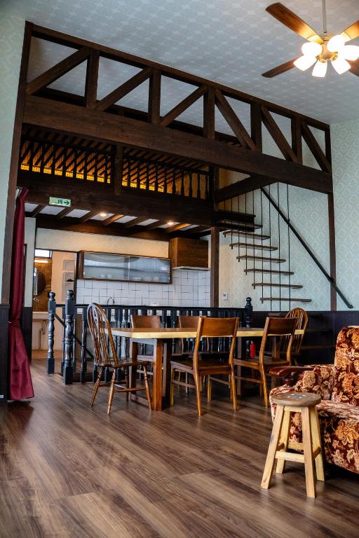 Taisho Roman-style Private Villa with Original Japanese Art 日本画原画の一棟貸し M's Lumos - B&B Marugame
