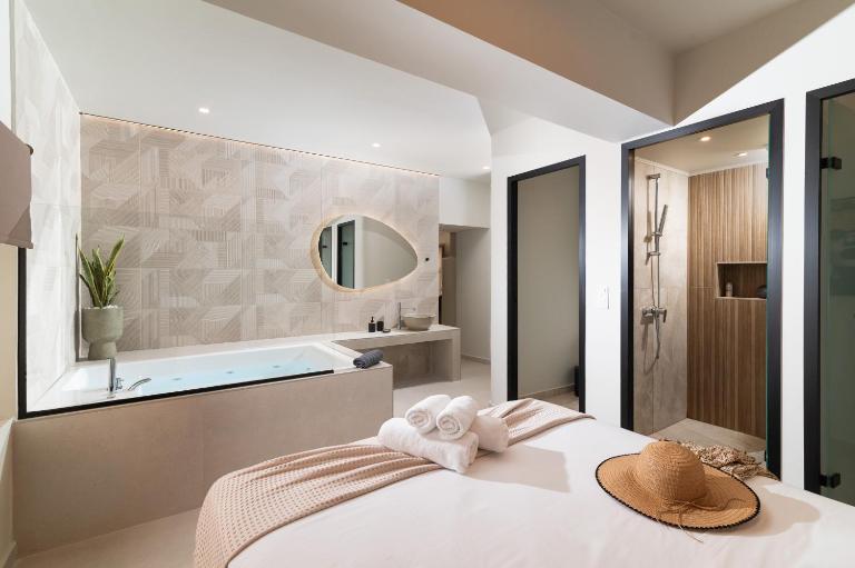 Calliope Home with Private Jacuzzi - Chambres d'hôtes Petrokefálion