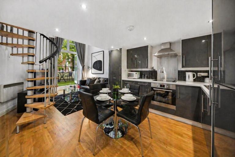 Modern Victorian Loft with Private Balcony in Hyde Park - B&B Londra