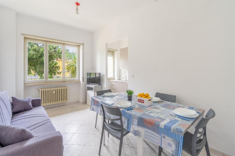 Bright Flat with Large Balcony, Near Beach - Chambres d'hôtes Marina di Andora