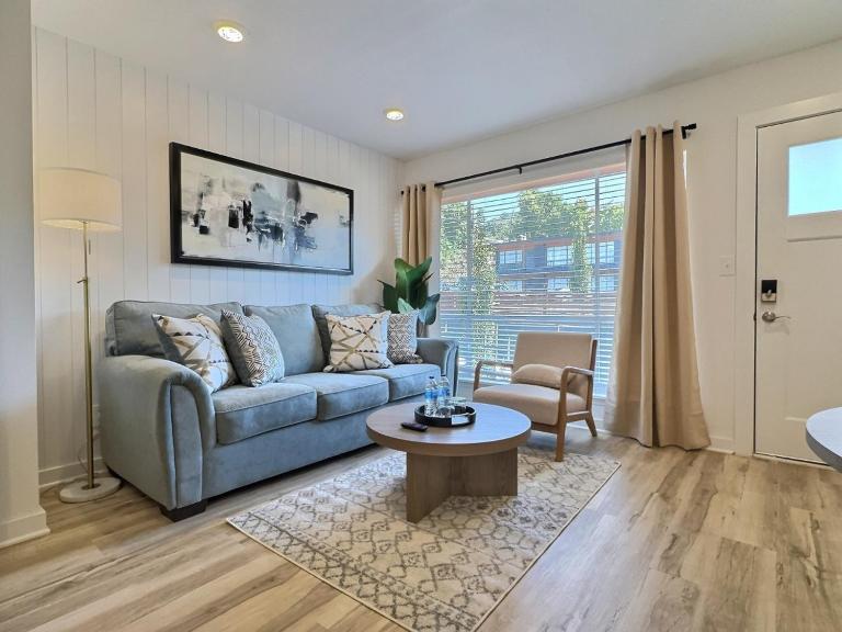 Bright and Vibrant Escape Near Downtown Hotspots - B&B Birmingham