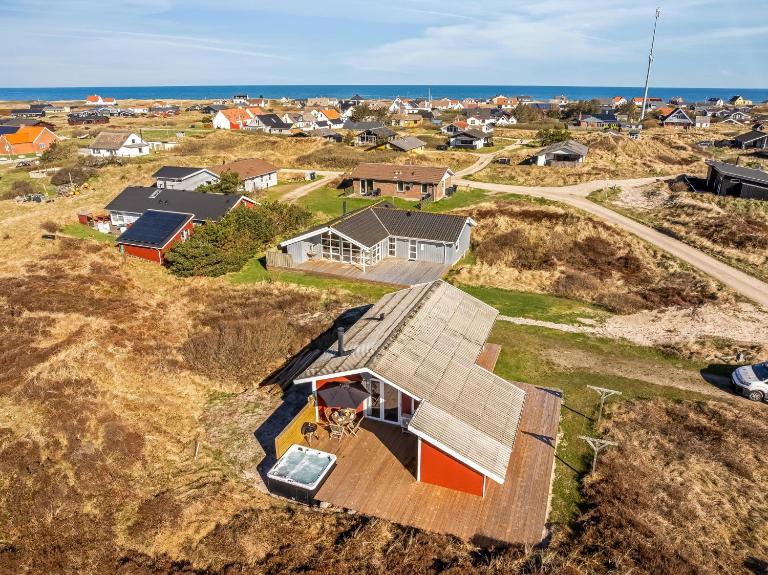 Lovely Holiday Home With A Large Terrace And Outdoor Hot Tub, 500 Meters From The North Sea - B&B Frøstrup