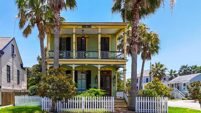 Your 1878 historic Shaw House awaits - B&B Galveston