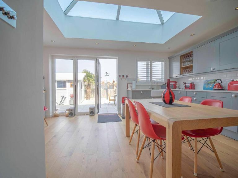 Family-Friendly 3BR Stylish Cottage with Private Garden Near Broadstairs Beach - Driveway Parking - B&B Broadstairs