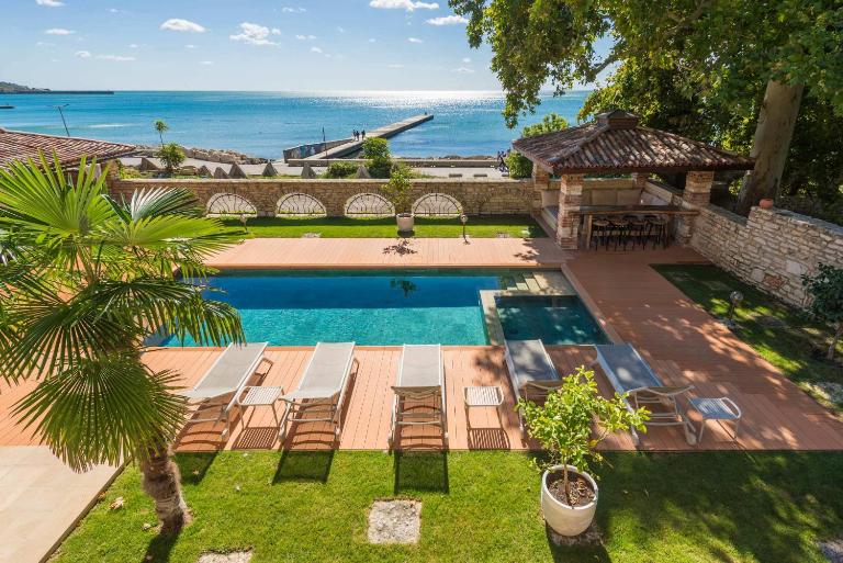 Seaside Luxury Beach Vacation Villa - Balchik - B&B Dobrich