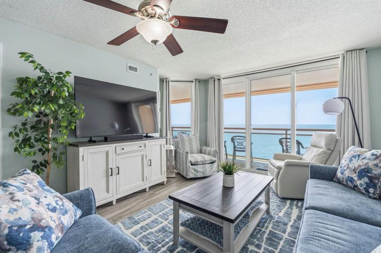 Luxury 3BR Oceanfront Penthouse w Lazy River - Chambres d'hôtes Myrtle Beach