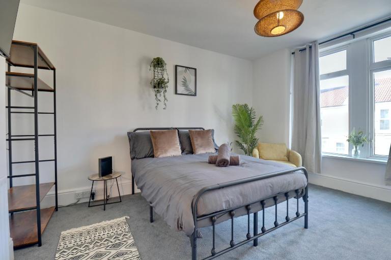 WorkStay Rooms With Ensuite and Shared Bathrooms - B&B Portsmouth
