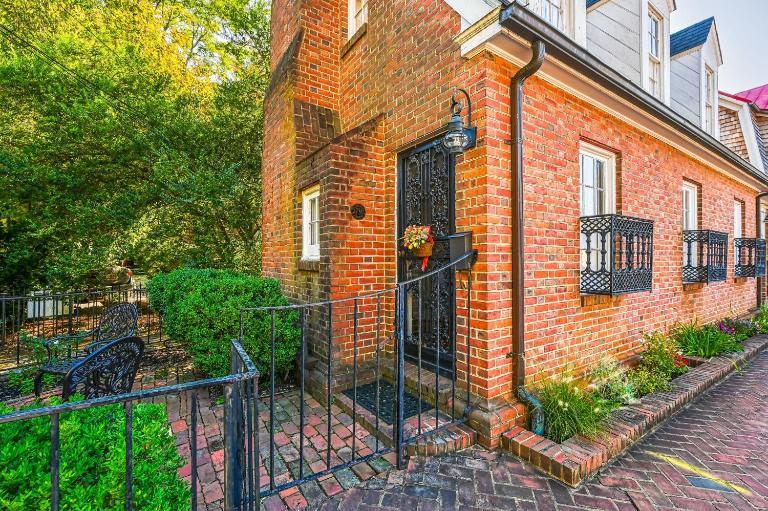 Charming brick home with patio, WiFi, AC, & WD - walk to everything - Chambres d'hôtes Annapolis