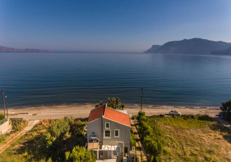 Big Blue Villa in Kisamos, 10 meters from Sea - Bed and Breakfast Kíssamos