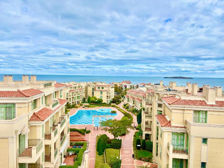 Апартаменти и Студия в комплекс FLORES GARDEN - B&B Chernomorets