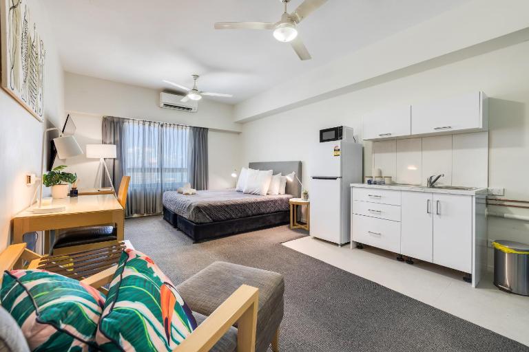 High Life Studio | King Bed | Kitchen | Pool - Bed and Breakfast Darwin