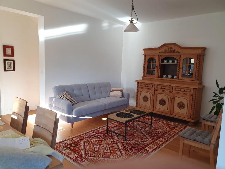 dom piętrowy, 3 sypialnie, salon, aneks kuchenny, ogród z zestawem wypoczynkowym, prywatny podjazd na 2 samochody, Wi-Fi - B&B Mosty