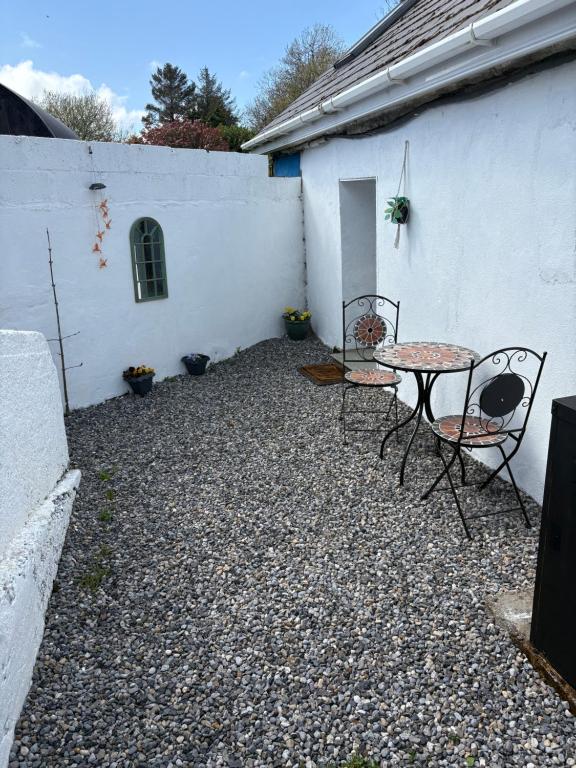 The Cottage at the Ballinadee bus - B&B Cork