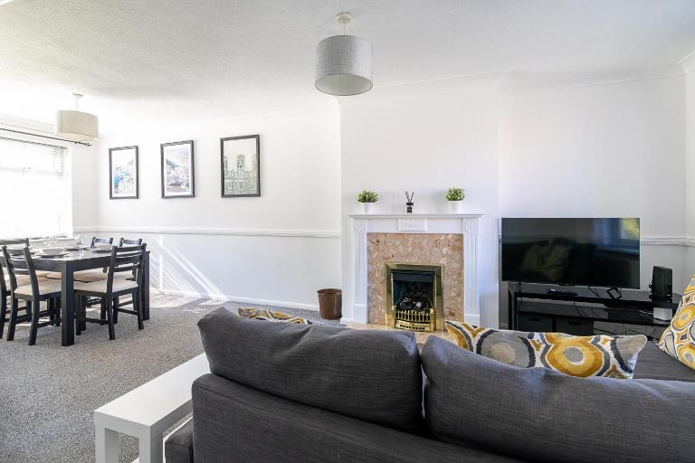 Bright 2BR House with Garden & EV Parking Sleeps 5 - B&B Leicester