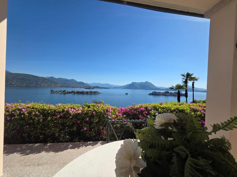 Queen Apartment - Stunning Panoramic Island View - Bed and Breakfast Baveno