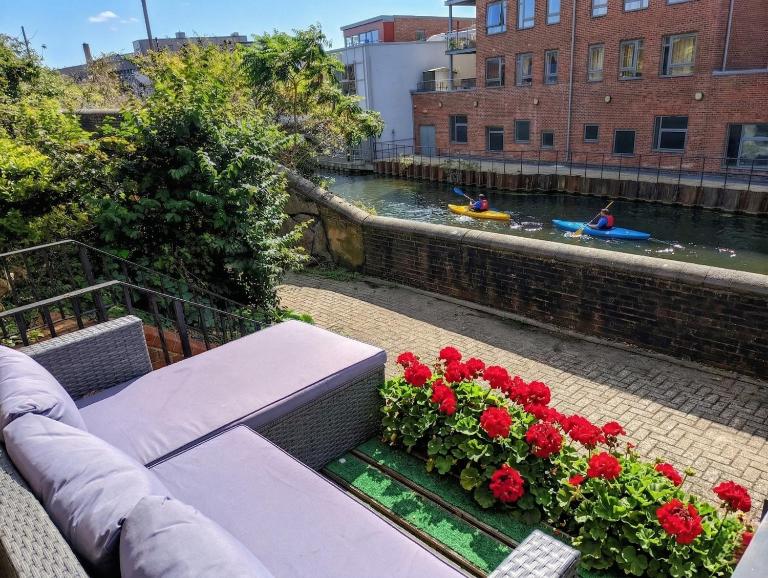 Canal View House - 2BR with Garden & Parking - B&B Londra