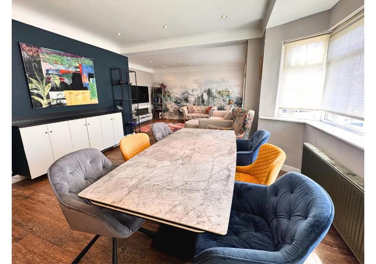 Spacious 4-Bedroom Detached House with Garden & Parking near Underground - B&B Sutton Howgrave