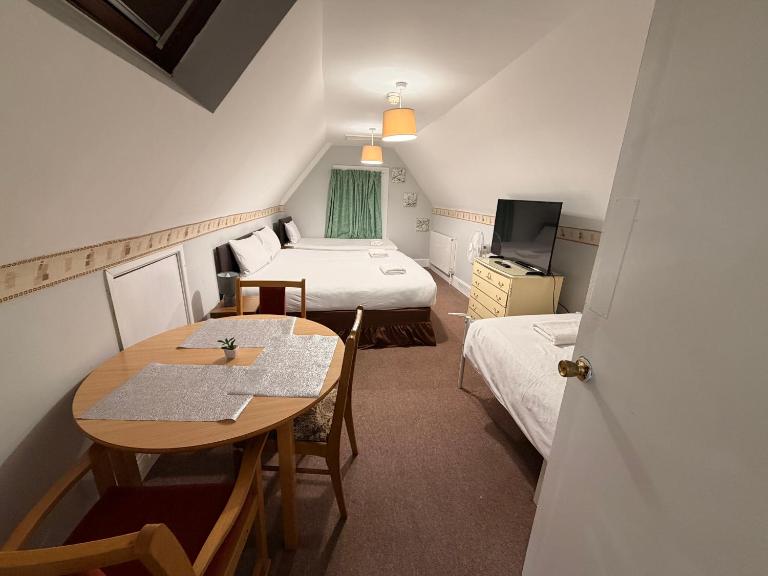Budget Studio for 4 with Free Parking - 2nd floor - Chambres d'hôtes Gosport