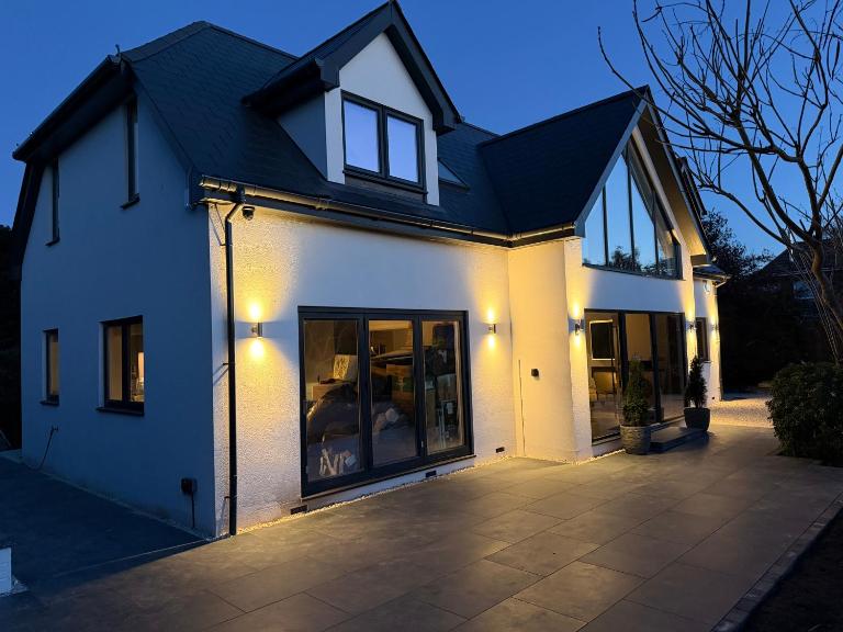 Brand New Luxury Holiday Home with Stunning Interiors & Air Conditioning, Minutes from Christchurch, Beaches & town centre - sleeps 10 - Ferienwohnung Christchurch