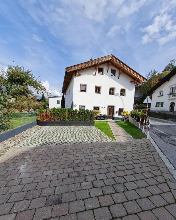 Rustic Alpine Garden Escape - B&B Innsbruck