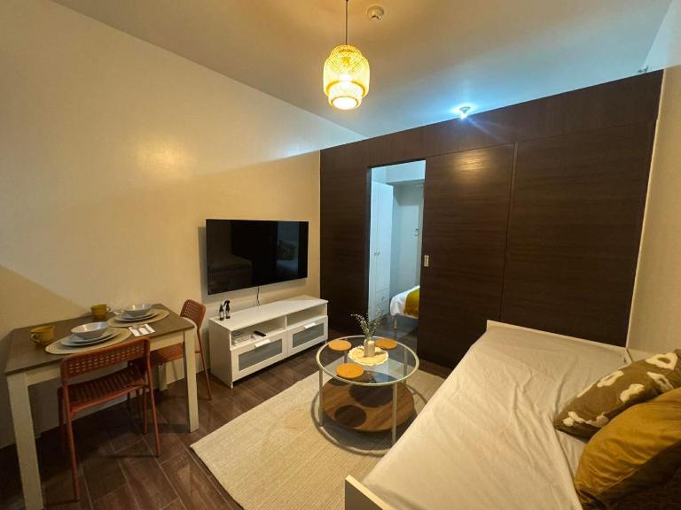 Air Residences Makati 1BR Hall and Balcony - Ferienwohnung Manila