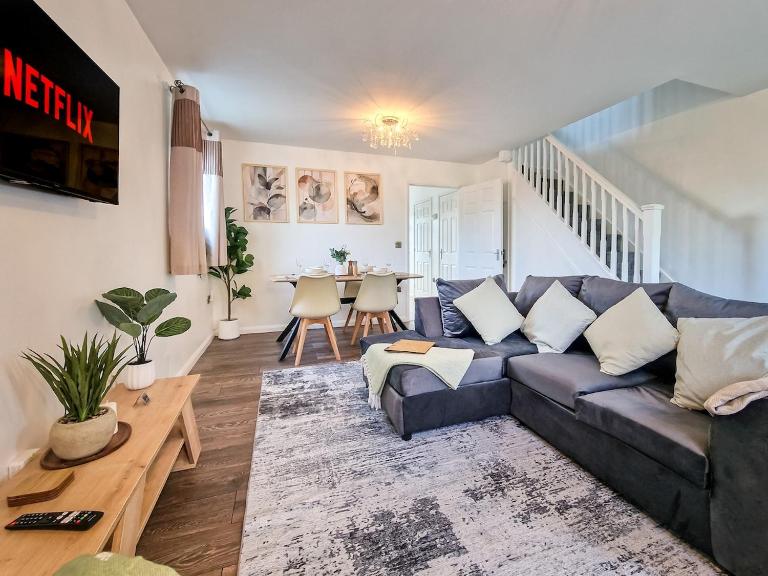 Willow House Stylish 3BR, 5 Guests Contractor Near MOD and HMRC - B&B Donnington