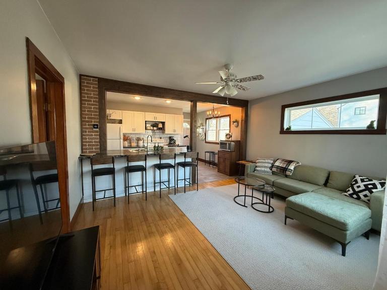 Nellie's Nest - Spacious & Walkable Downtown Home - Chambres d'hôtes Grand Forks