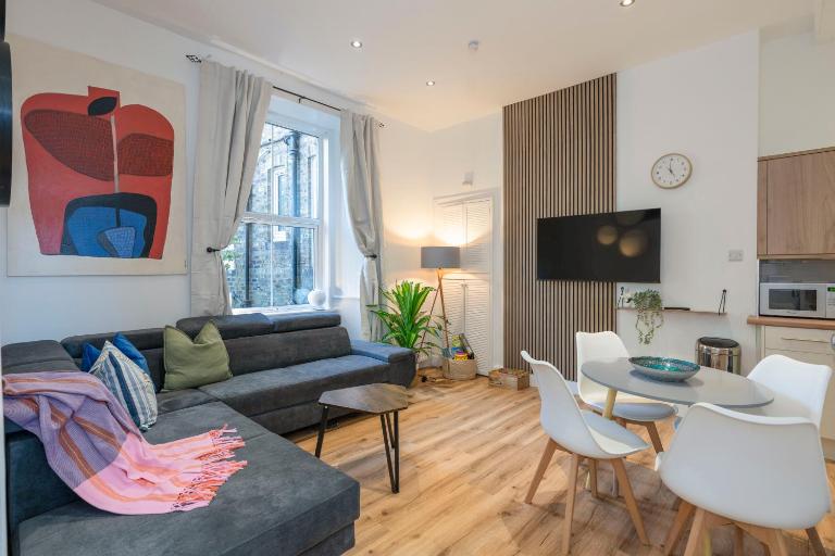 Modern 2 Bedroom Flat in Bonnington Sleeps 6 - B&B Edinburgh