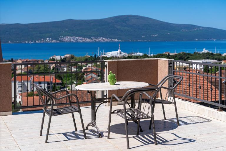 Sunset Point Apartment - Bed and Breakfast Tivat