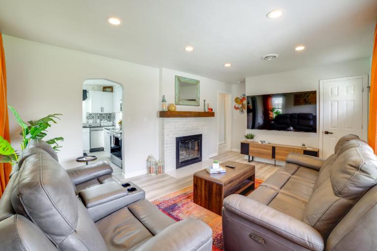 Pet Friendly w/ Yard! Modern La Porte Home By Dtwn - Ferienwohnung La Porte