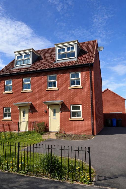 Stylish 4 Bedroom Home Near Derby City Centre with Huge Parking - Chambres d'hôtes Derby