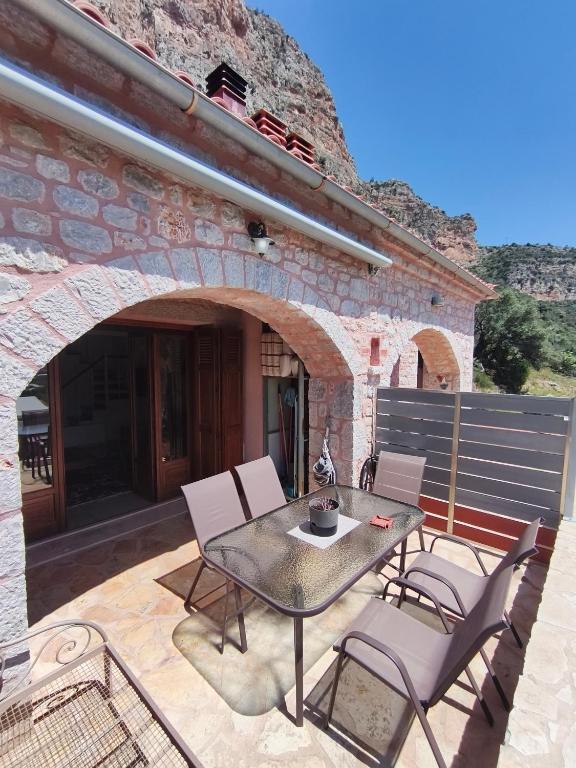 Between the Crags - House Leonidio - B&B Leonídio