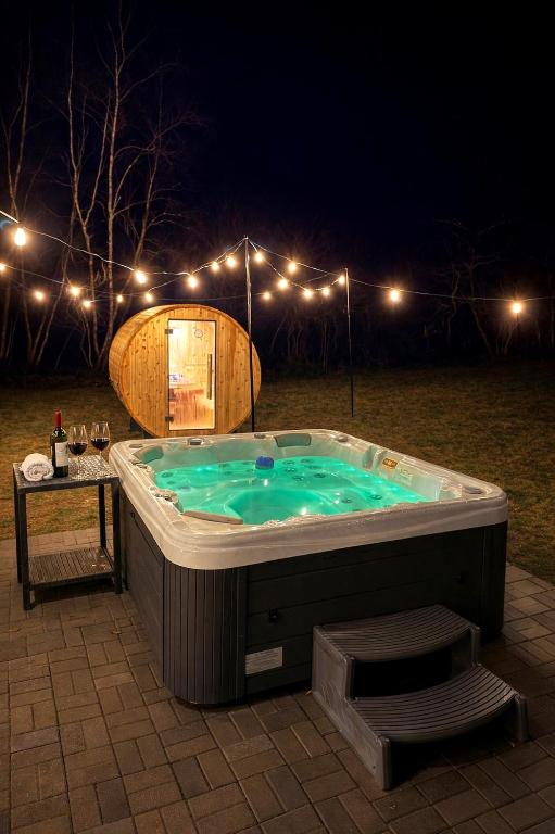 Petrarch Pines Chalet Modern Retreat with Hot Tub - Bed and Breakfast Albrightsville