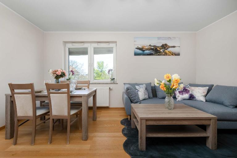 Rodzinny Apartament z Dwiema Sypialniami i Balkonem we Wrocławiu by Noclegi Renters - Bed and Breakfast Wrocław