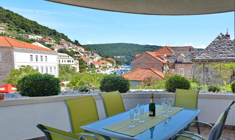 Apartments Mladinić - Ferienwohnung Pučišća