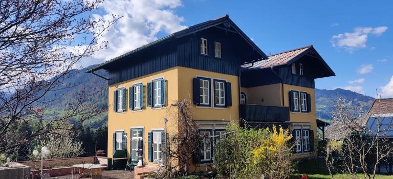 Großes Apartment mit weitläufigem Garten, Naturteich & Bergblick - Ferienwohnung Plankenau