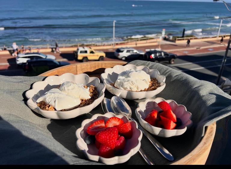 Indian Ocean Sunsets, Luxe 4x2 home opposite Mettams Pool - Chambres d'hôtes Perth
